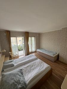 赖兴瑙Hotel Seeschau的一间设有两张床和窗户的大卧室