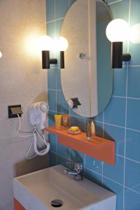 雅典阿瑞图萨酒店的一间带水槽和镜子的浴室