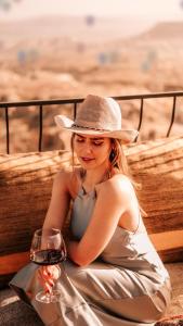 乌奇希萨尔Ages in Cappadocia的戴着酒的帽子的女人