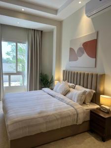 迪拜Halima Shared Housing - Female only的一间卧室设有一张大床和一个窗户。