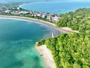 庞岸达兰De Residence Pangandaran by Mabano Estates的享有海滩和海洋的空中景致
