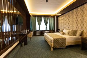 甘贾Dashli Qala Hotel的一间卧室设有一张床和一个大窗户