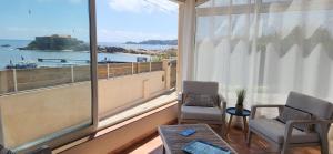 耶尔Villa en bord de mer face à l'Ile de Porquerolles的客房设有海景大窗户。