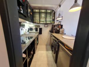 卡帕里卡海岸Beach Addiction的一个带洗衣机和烘干机的小厨房