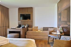 阿雅克修周末酒店的酒店客房设有床和客厅。