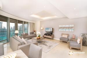 迪拜OSTAY -Address Dubai Mall - The Residence的带沙发和电视的客厅