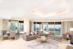 迪拜OSTAY -Address Dubai Mall - The Residence的客厅配有沙发和桌子