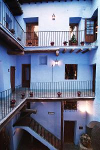 卡拉塔尤德豪斯皮德瑞梅森德拉多洛雷斯酒店的蓝色的建筑,设有楼梯和阳台