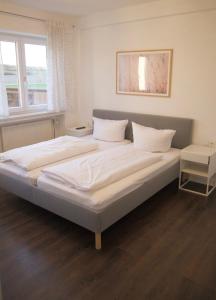 艾夏瓦纳旅馆酒店的卧室内的一张带白色床单和枕头的大床