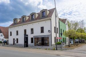 胡塔伦Hotel de Boskar Houthalen的街道边的白色大建筑