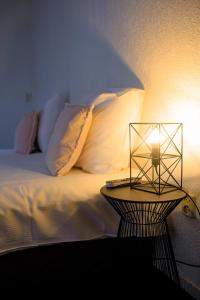 阿珀尔多伦伯格博思酒店的一张桌子上的带灯的床,床边