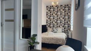 卡托维兹Parkcity Katowice Bogucice的一间卧室设有一张床和一面墙
