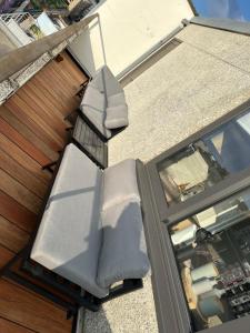 奥斯坦德Le Studio Grimaldi的房屋内的阳台配有2个白色枕头