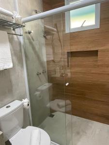 阿瓜斯迪林多亚Pousada Thermas das Montanhas的一间带卫生间和玻璃淋浴间的浴室