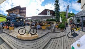 萨尔巴赫SKILL Mountain Lodge - Ski und Bike Hostel inklusive JOKER CARD的停在餐厅旁边的木甲板上的自行车