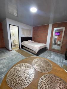 希龙Green Apartment el prado的一间设有床和两张圆形桌子的房间