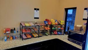 MaryvilleCobblestone Inn & Suites Maryville的展示食物和小吃的柜台