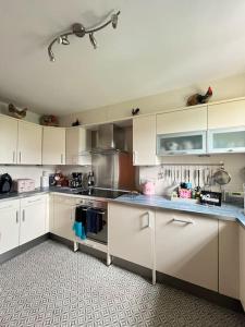 圣安德鲁斯Central St Andrews 2 bed apartment的一间大厨房,配有白色橱柜和电器