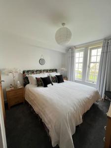 圣安德鲁斯Central St Andrews 2 bed apartment的卧室设有白色大床和窗户。
