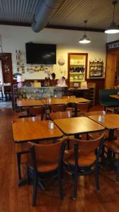 TurtletownThe Bell Tolls的餐厅设有木桌、椅子和柜台