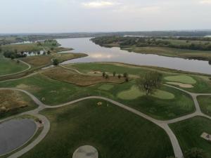 MaryvilleCobblestone Inn & Suites Maryville的享有高尔夫球场和湖泊的空中景致