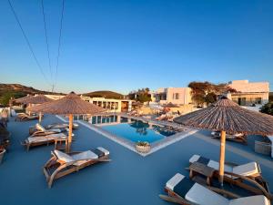 纳乌萨阿尼莫伊度假酒店的一个带椅子和遮阳伞的大型游泳池