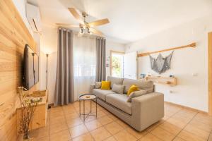 奇克拉纳－德拉弗龙特拉Apartamento Playa La Barrosa的带沙发和吊扇的客厅