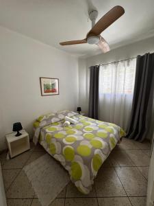胡安莱潘Villa Butterfly - Jardin - Plage 400m的一间卧室配有一张床和吊扇
