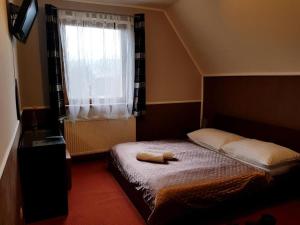 米什科尔茨道波曹杏仁旅馆的一间小卧室,配有床和窗户