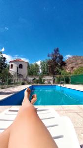 波特雷里约斯El Torreón Lodge的躺在游泳池边的人
