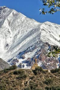 波特雷里约斯El Torreón Lodge的山的雪覆盖,前面的人站在山前
