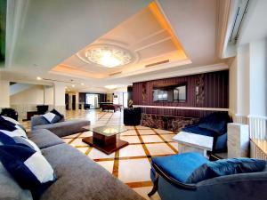 迪拜ELAN RIMAL SADAF Suites的带沙发和壁炉的大型客厅