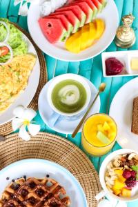 攀瓦海滩Soul Villas by The Beach - Phuket的餐桌上摆放着食物和饮料