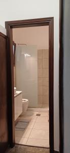 卡马利奥斯特里亚别墅酒店的一间带卫生间和水槽的浴室