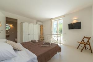 普罗奇达Villa Morea & Rooms in Procida的一间卧室配有一张床,上面有两条毛巾