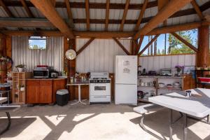 布卢里弗蓝河小屋及露营地的厨房位于谷仓内,配有炉灶和冰箱。