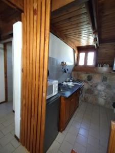 坎伯雷塔La cumbrecita village的厨房配有水槽和微波炉