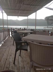 LinERDA LAKESIDE Guesthouse的一间带桌椅并享有水景的餐厅