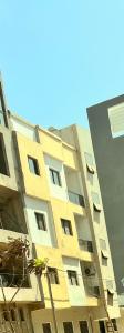 达喀尔LUXE Studio的黄色建筑的侧面设有窗户