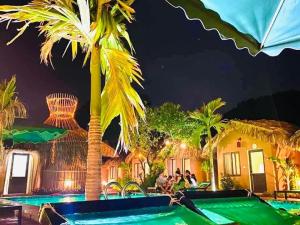 宁平Tam Coc Sky Bungalow的夜间带游泳池的度假村
