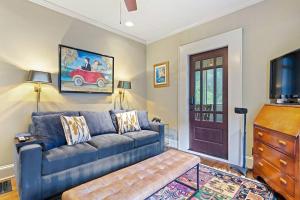 亚特兰大Piedmont Park Pool-Side Retreat的客厅配有蓝色的沙发和电视
