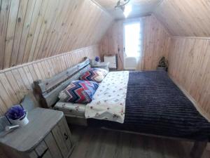 亚列姆切Котедж "Гірський Затишок"的小木屋内一间卧室,配有一张床