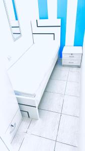 迪拜Dar Al Mansoor Vacation Homes LLC的白色的浴室设有蓝色的墙壁和白色的橱柜。