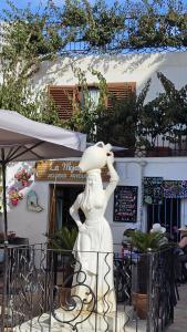 莫哈卡尔潘塔佐II酒店的站在餐厅前的妇女雕像