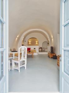 菲罗斯特法尼Karpimo Scenery的客房设有带桌椅的走廊