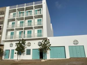 萨尔雷Papaya Apartments Boa Vista的公寓大楼设有蓝色百叶窗