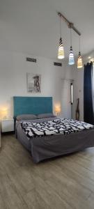 马拉加Altozano Room I, Estudió, centro de Málaga, GayFriendly, Wi-Fi gratis的一间卧室,卧室内配有一张大床