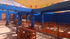 阿里卡Raymi House Hostel的蓝色帐篷下的一组桌椅