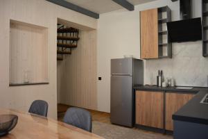 亚列姆切Bukovets'的厨房配有冰箱和桌椅