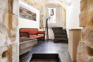 拉古萨Itria Palace的客房设有楼梯、沙发和窗户。